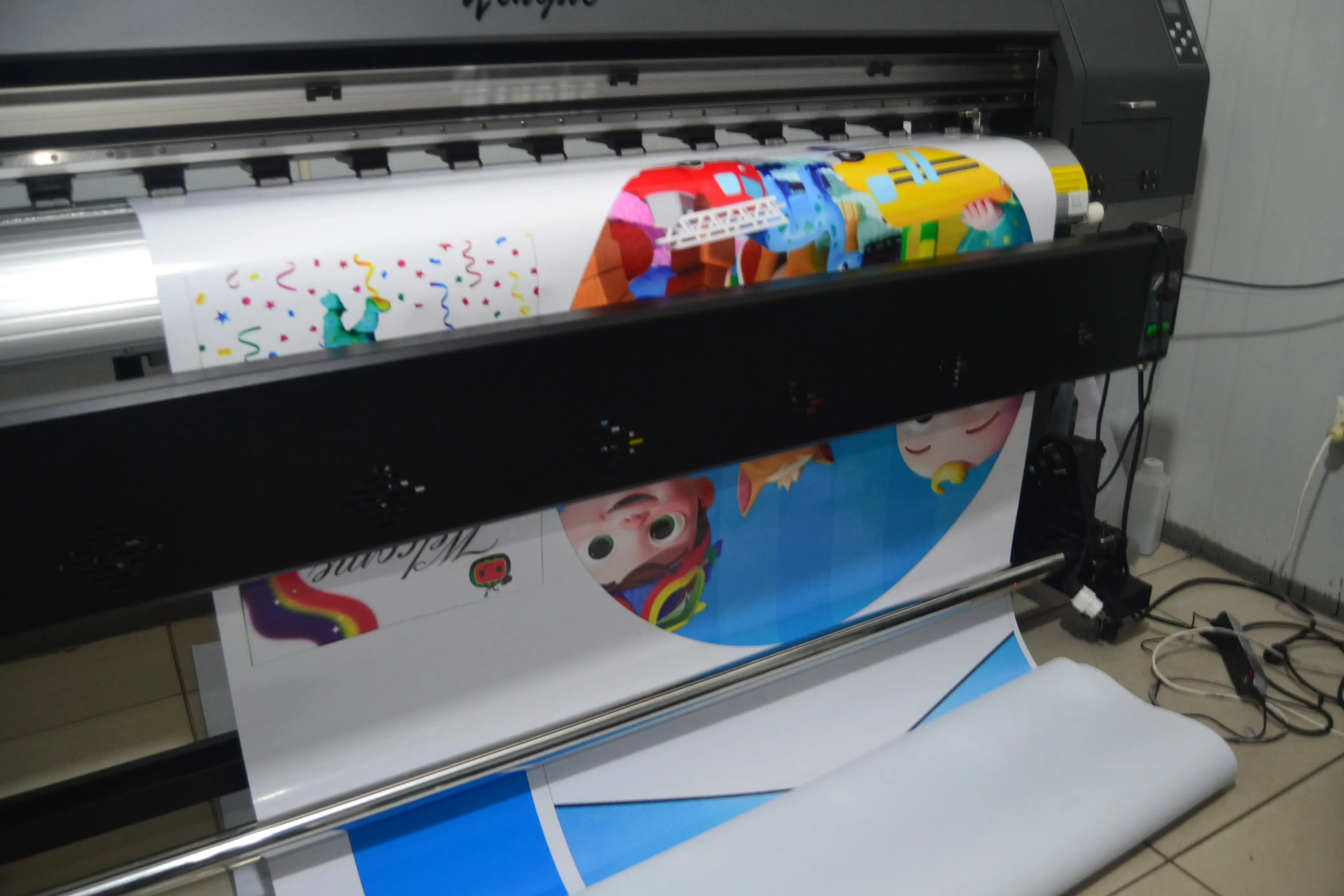 Vinil colorido a ser impresso na plotter de grande formato da Ilustrações, Lda