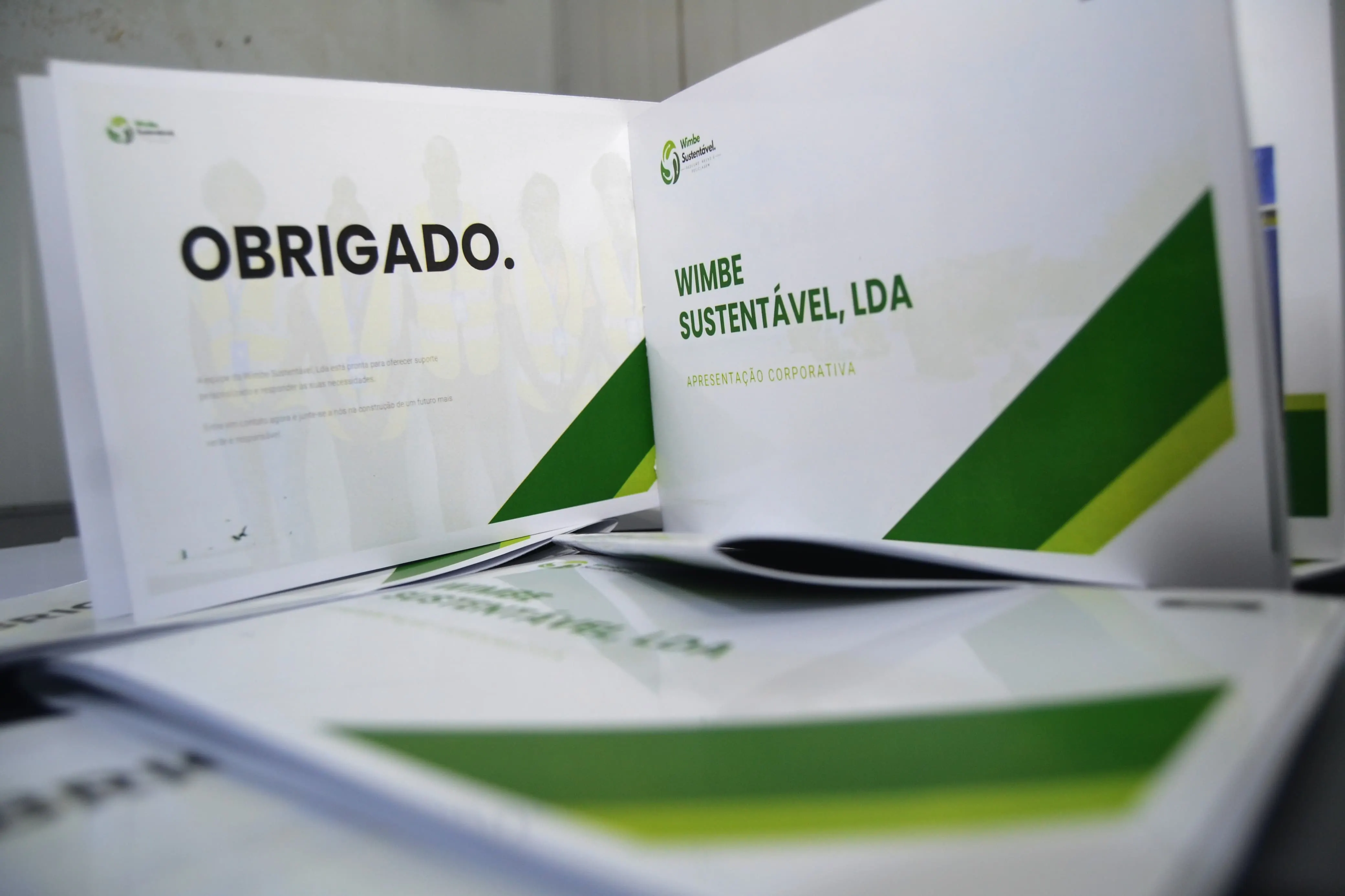 Brochura corporativa aberta na página "Obrigado" produzida para a Wimbe Sustentável, Lda