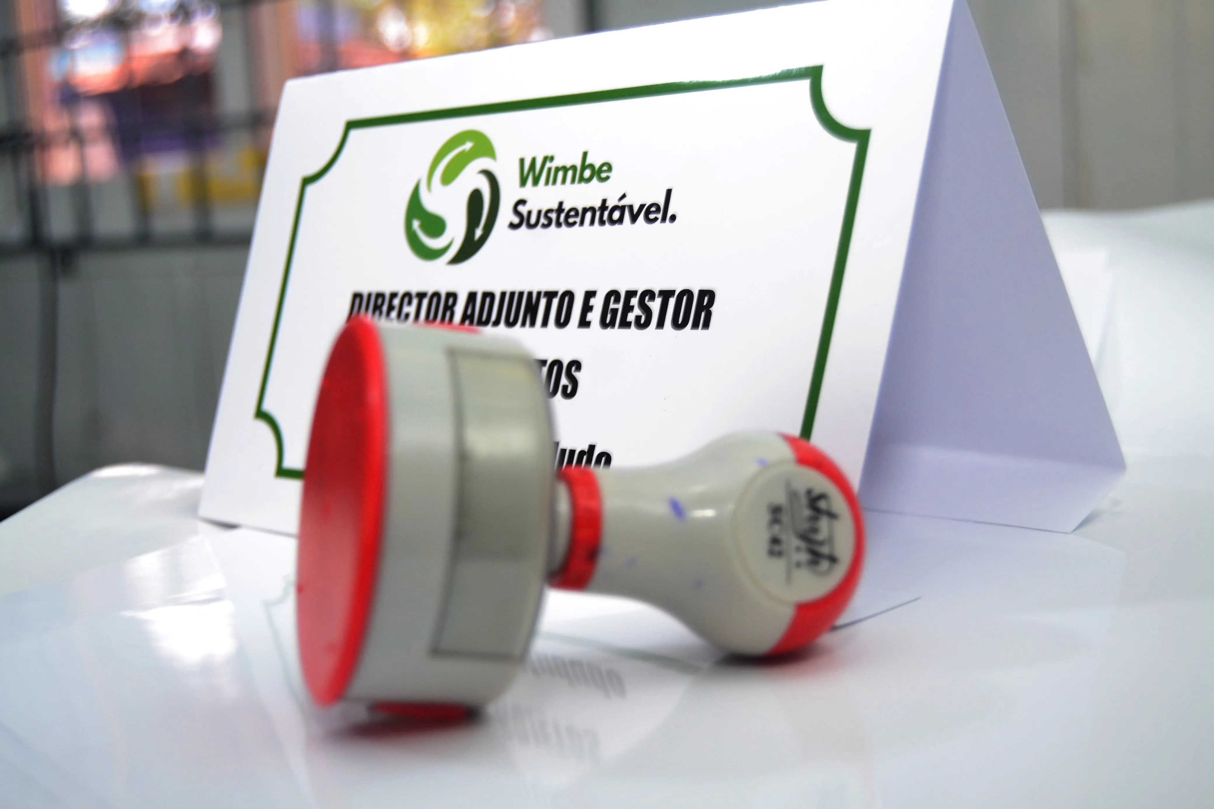 Carimbo personalizado e cartão de identificação produzidos para a Wimbe Sustentável, Lda